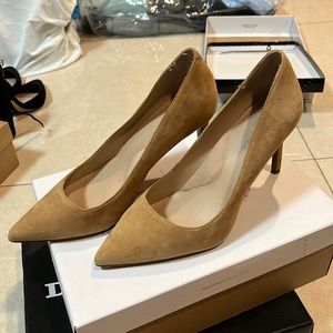 Like new! Banana Republic Tan Pumps. Size 7.5M, 3 in heels.